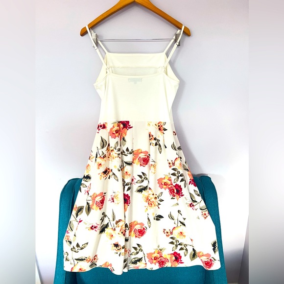 Gently used cream floral dress - Picture 5 of 9
